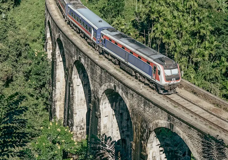 Zug auf der Nine Arch Bridge bei Ella
