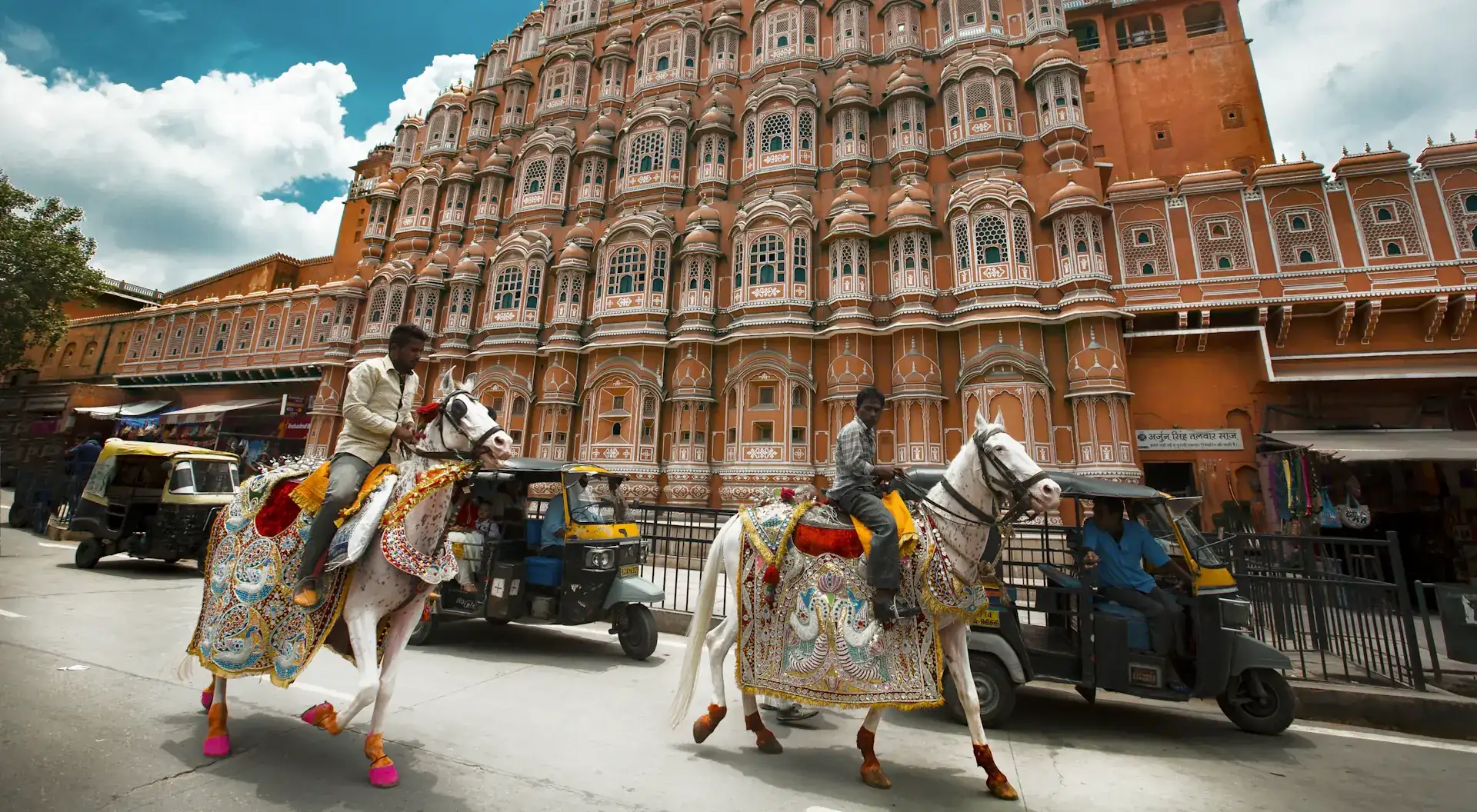 Reiter vor dem Palast der Winde (Hawa Mahal) in Jaipur, Rajasthan