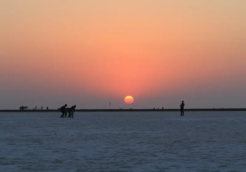Weiße Salzwüste des Rann of Kutch im Abendlicht