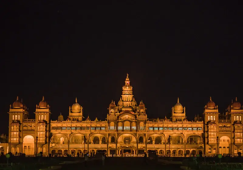 Der beleuchtete Palast von Mysore bei Nacht