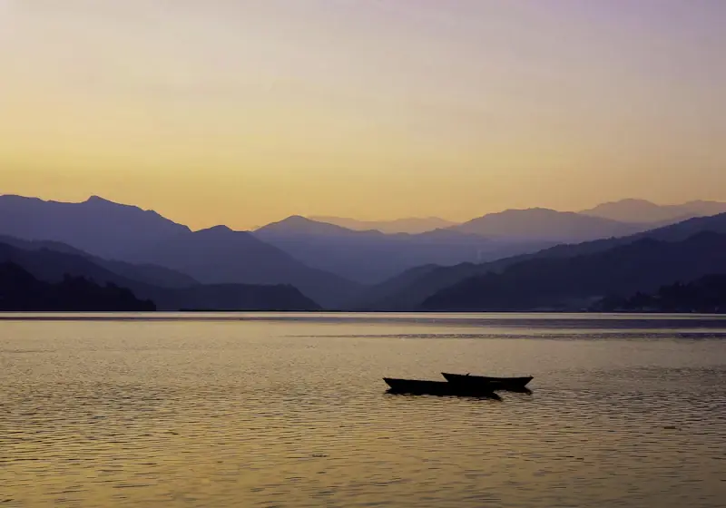 Boote auf dem Phewa-See in Pokhara