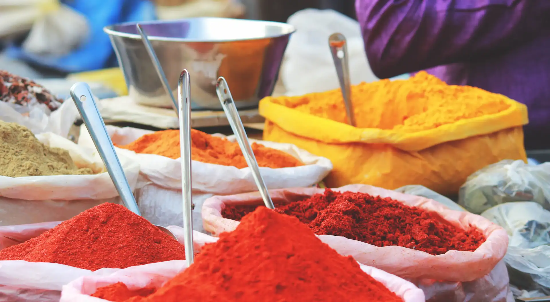 Bunte Farbpulver auf einem Markt in Indien