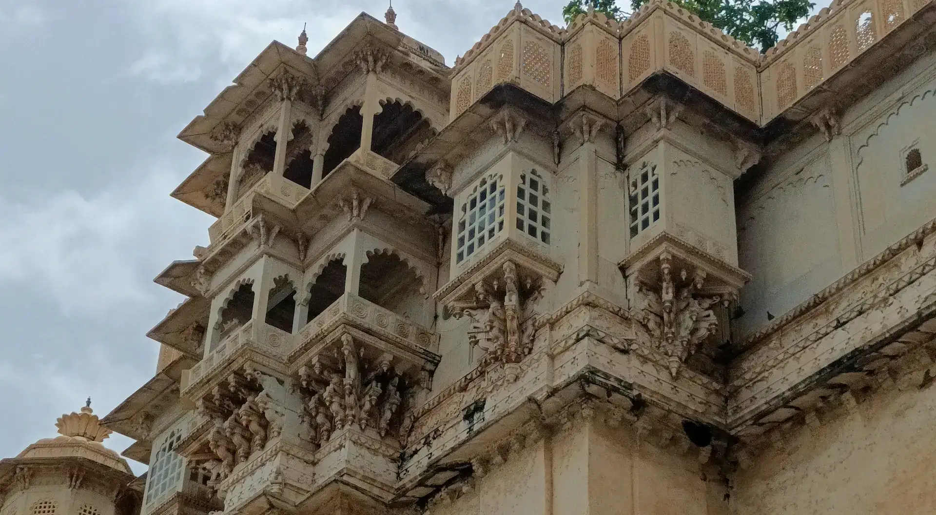 Stadtpalast von Udaipur am Pichola-See