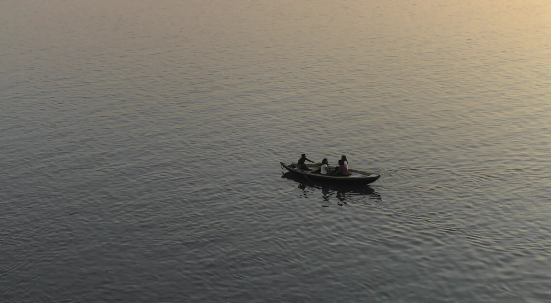 Boot auf dem Ganges bei Sonnenaufgang in Varanasi